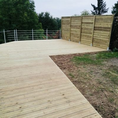 Aménagement paysager avec terrasse bois sur mesure en Val-d’Oise