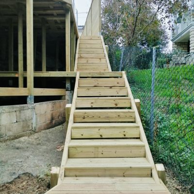 Création d’escalier extérieur en bois dans un aménagement paysager à Conflans-Sainte-Honorine